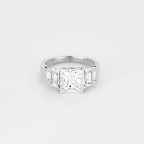 Bague 54 Bague solitaire en or blanc sertie d'un diamant taille princesse de 3,02 carats 58 Facettes