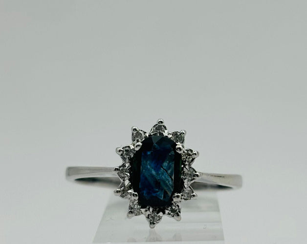 Bague 62 Bague en or blanc, saphir central et diamants 58 Facettes 50212