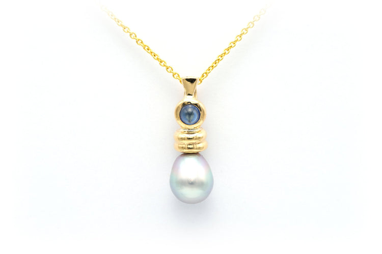 Pendentif Pendentif en or jaune serti d'un saphir et d'une perle de Tahiti 58 Facettes 22416