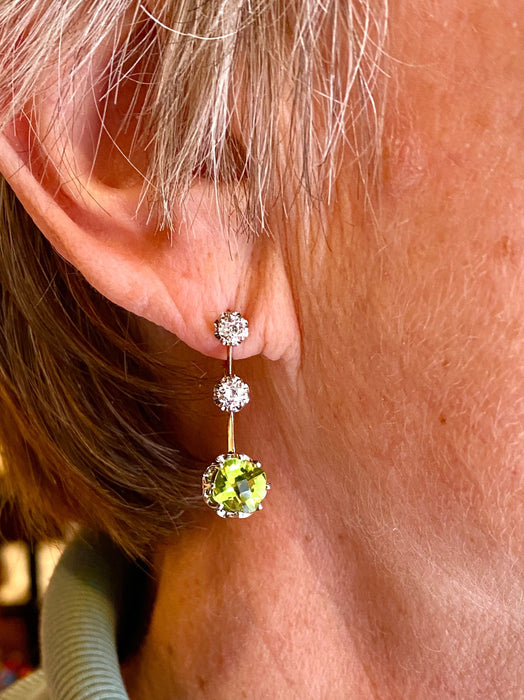 Boucles d'oreilles Paire de boucles d’oreilles en or jaune 18 carats et platine, diamants et peridots 58 Facettes AB500