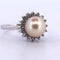 Bague 53 Bague en or blanc avec perle naturelle et diamants 58 Facettes