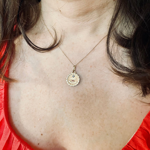 Pendentif AUGIS-Médaille d'amour ronde trois ors "Plus qu'hier moins que demain" 58 Facettes LMB-279