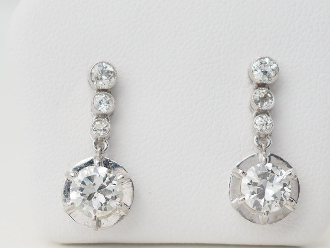 Boucles d'oreilles Paire de dormeuses anciennes en or blanc et diamants 58 Facettes 32108