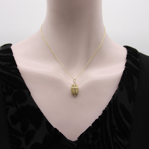 Pendentif Pendentif scarabée en pierre tan de style néo-égyptien avec monture en or jaune 58 Facettes A2003M