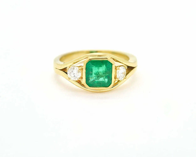 Bague Bague en or jaune ornée d'une émeraude de Zambie de 1,38 carat et de diamants 58 Facettes 10519