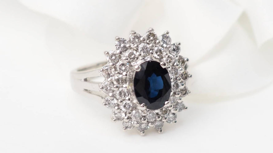 Bague 54 Bague entourage en or blanc, saphir ovale et diamants 58 Facettes 32968