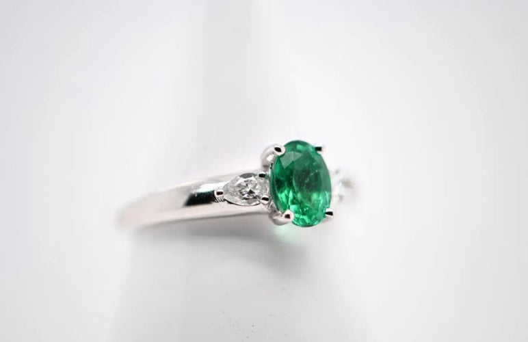 Bague Bague Or Blanc Émeraude et Diamants 58 Facettes