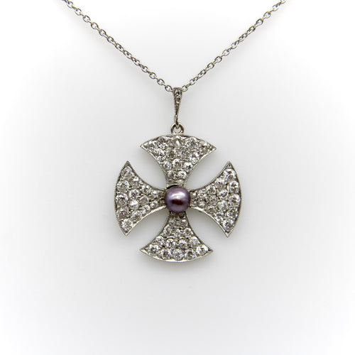 Collier Collier en platine, style édouardien, orné d'une croix de Malte et de diamants, avec une perle noire centrale. 58 Facettes A2001Z