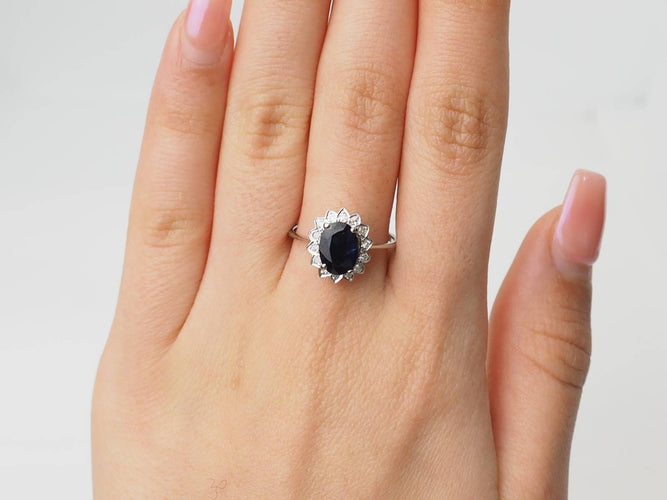 Bague 50.5 Bague marguerite en or blanc, diamants et saphir ovale 58 Facettes 26804