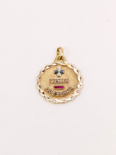 Pendentif Médaille amour Augis ronde Plus qu'hier moins que demain or jaune rubis 58 Facettes J510