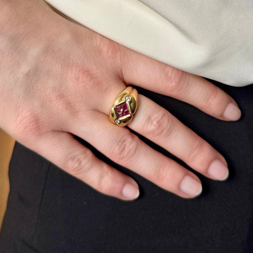 Bague 53 Bague croisillons bombée godronnée en or jaune 18k, rubis et diamants 58 Facettes REF2575-343