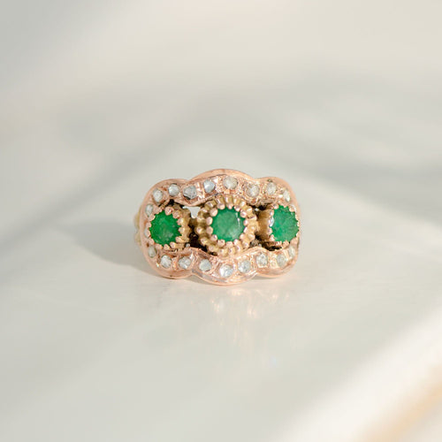 Bague 54 Bague ancienne en or rose, ornée d'émeraudes et de diamants taille rose, époque victorienne, vers 1880 58 Facettes