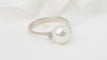 Bague 55 Bague en or blanc, perle de culture et diamants 58 Facettes 32827