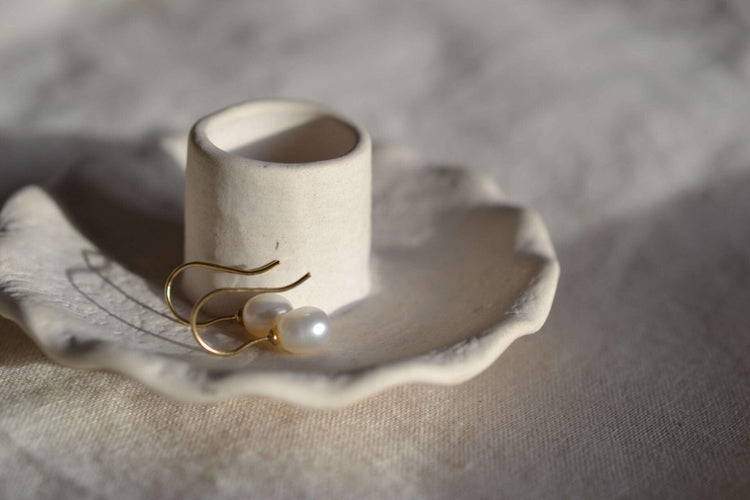 Boucles d'oreilles Pendants d'oreilles or jaune et perle ovale 58 Facettes 3686