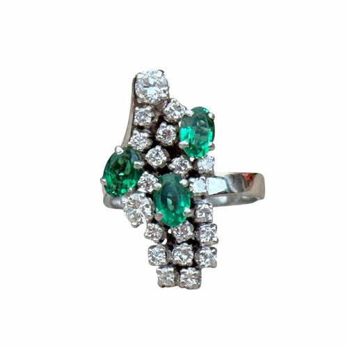 Bague 55 Bague or blanc, émeraudes diamants 58 Facettes 235