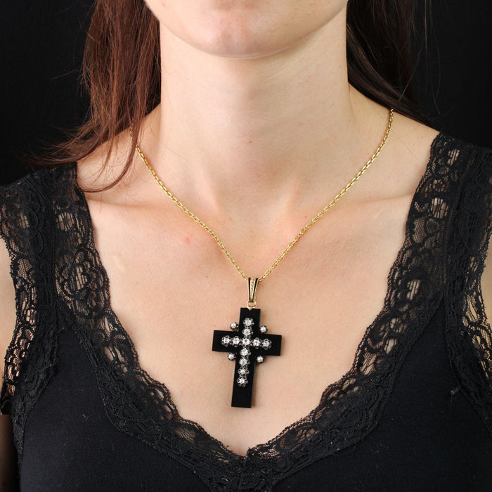 Pendentif Croix en onyx ornée de diamants et perles fines 58 Facettes 24-218