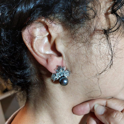 Boucles d'oreilles Boucles d'oreilles en or blanc avec perles de Tahiti et diamants 58 Facettes G3862