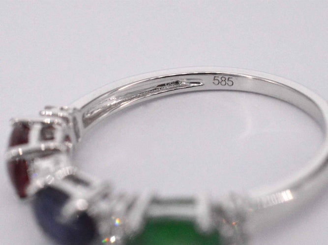 Bague en or blanc avec diamants, saphir, rubis et émeraude