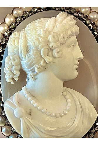 Broche Exceptionnelle broche en or jaune camée sur agate représentant Caroline Murat 19e 58 Facettes AB472