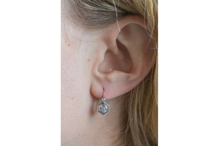 Boucles d'oreilles pendantes anciennes avec saphirs blancs, Autriche-Hongrie, première moitié du XXe siècle