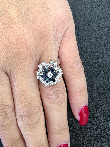 Bague 56 Bague en or blanc 18 carats avec saphirs et diamants 58 Facettes
