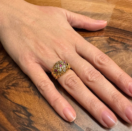 Bague 54 Bague ajourée en or champagne 18 carats avec diamants et rubis synthétiques 58 Facettes