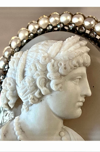 Broche Exceptionnelle broche en or jaune camée sur agate représentant Caroline Murat 19e 58 Facettes AB472