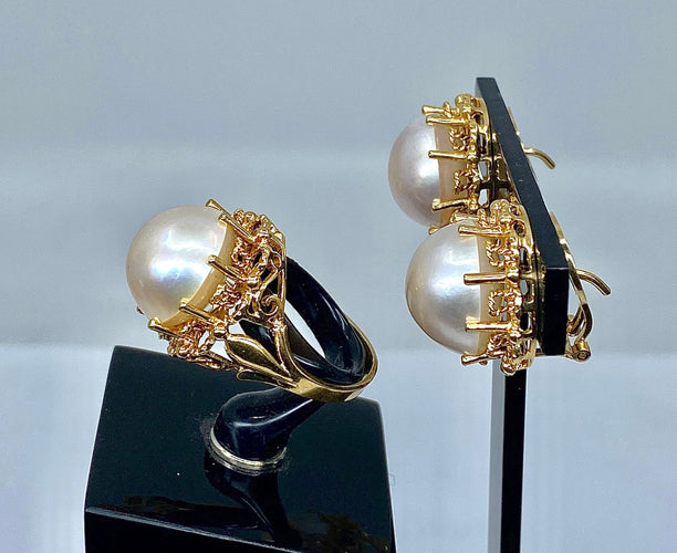 Bague 52 Bague et boucles d’oreilles en or jaune 18 carats et perles mabé. 58 Facettes AB309