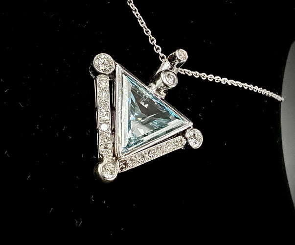 Pendentif or blanc diamant bleu triangle de 4,50 carats