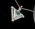 Pendentif or blanc diamant bleu triangle de 4,50 carats