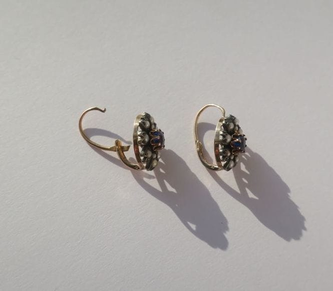 Boucles d’oreilles dormeuses marguerites saphir Verneuil perles