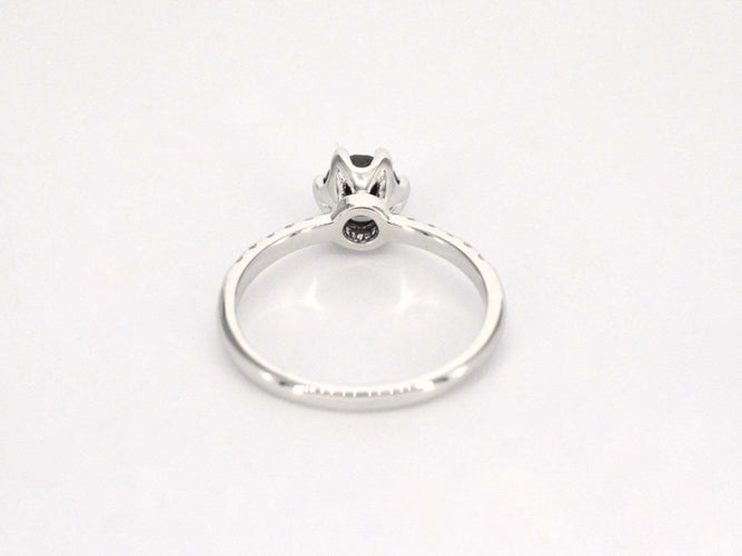 Bague 54 Bague en or blanc avec un diamant noir taille brillant et des diamants blancs 58 Facettes 2222