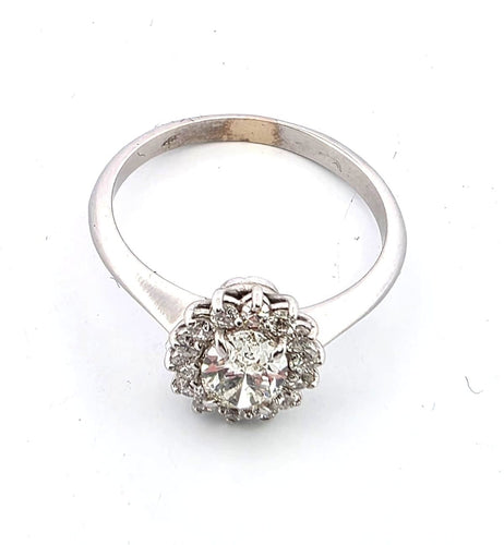 Bague 54 Bague en or blanc avec un diamant ovale au centre et des diamants brillants tout autour. 58 Facettes