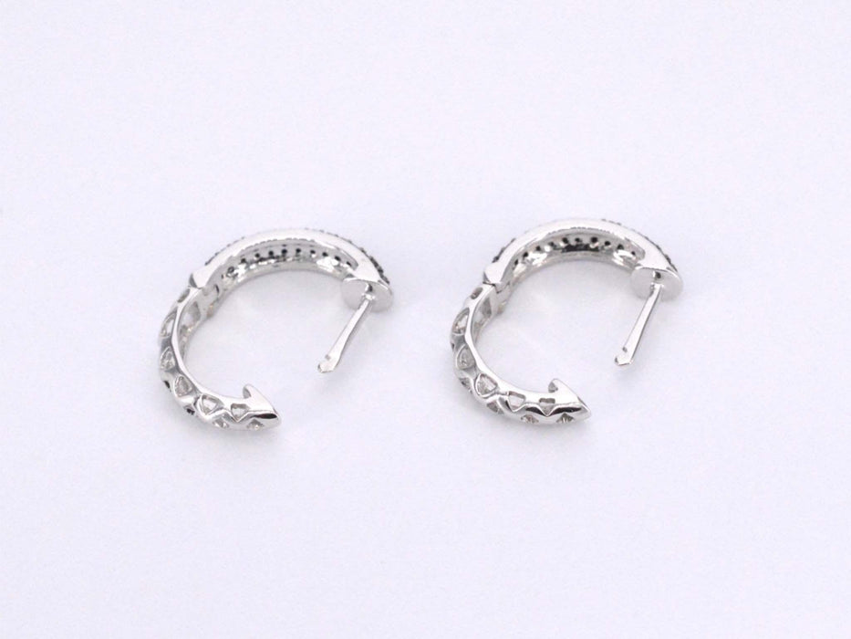 Boucles d'oreilles en or blanc avec diamants noirs