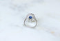 Bague Marguerite Art Déco en Or Blanc, Platine, Saphir Ceylan et Diamants 58 Facettes