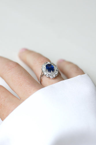 Bague Marguerite Art Déco en Or Blanc, Platine, Saphir Ceylan et Diamants 58 Facettes