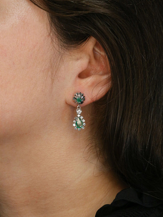 Boucles d'oreilles Boucles d'oreilles pendantes or blanc émeraudes diamants 58 Facettes 1019.3