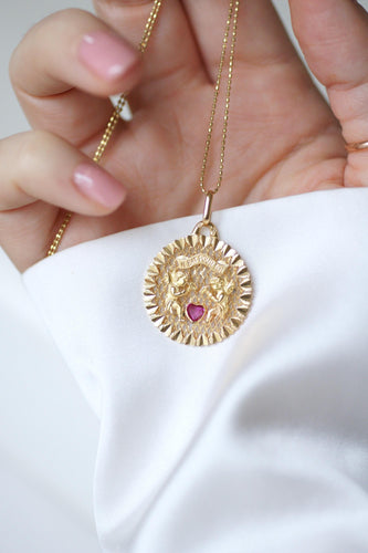 Pendentif Médaille Or Jaune Anges Coeur Rubis "Il Bat Pour Toi" 58 Facettes