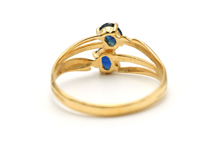 Bague 50 Bague contemporaine sertie de saphirs en or jaune 18 carats 58 Facettes 23172