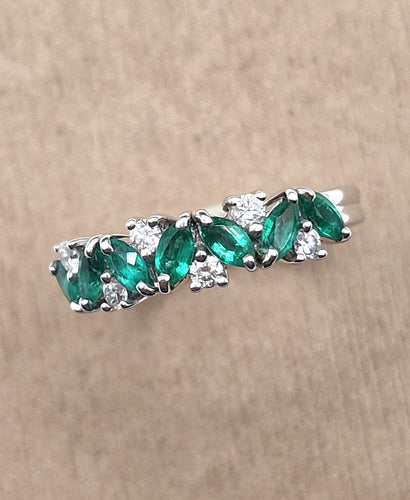 Demi-jonc en or blanc avec émeraude et diamant 58 Facettes