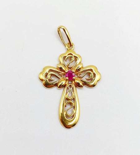 Pendentif Pendentif croix vintage or jaune finement travaillée ornée d'un rubis 58 Facettes A04922