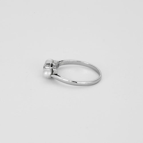 Bague 55 Bague ancienne trilogie 1 diamant et 2 perles 58 Facettes