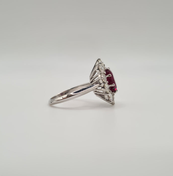 Bague or blanc sertie d’un rubis et diamants