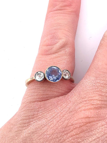 Bague 58 Bague en or jaune 18 carats ornée d'un saphir de Ceylan naturel résistant à la chaleur et de diamants de vieille mine. 58 Facettes