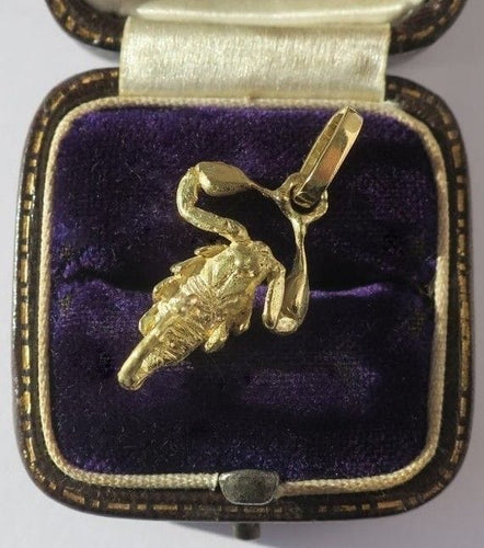 Pendentif Pendentif Scorpion or sculpté zodiaque 58 Facettes