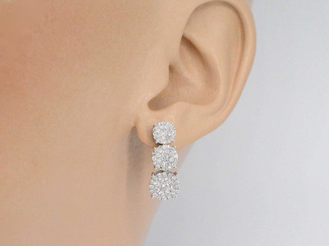 Boucles d'oreilles Boucles d'oreilles en or blanc avec trois chatons de diamants les uns en dessous des autres 58 Facettes 2110