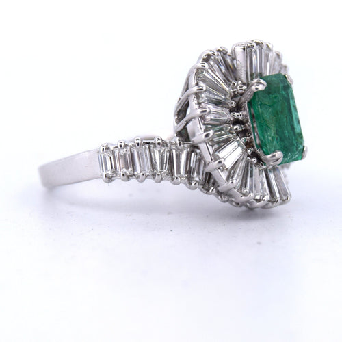 Bague 51 Bague en or blanc avec émeraude et diamants baguette 58 Facettes