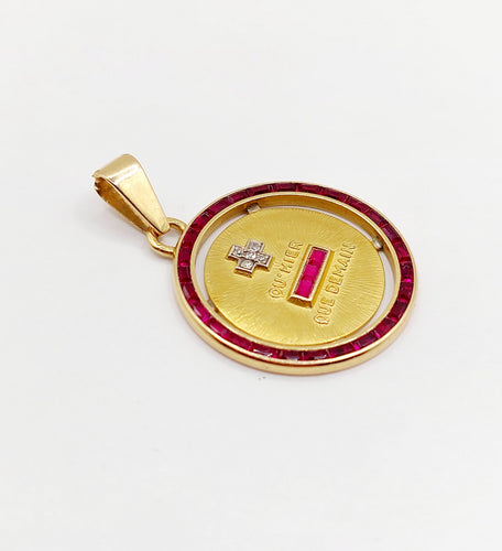 Pendentif Pendentif médaille d'amour 23mm or 18k diamant et rubis calibrés : "+ qu'hier - que demain" maison AUGIS 58 Facettes A06031
