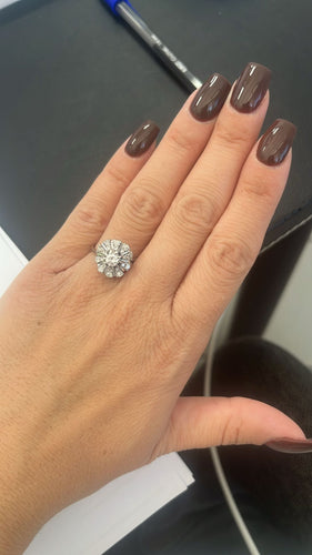 Bague 53 Bague en or blanc avec diamant central et diamants environnants 58 Facettes