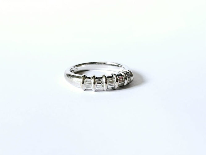 Bague 53 Demi alliance or blanc, diamants baguettes 58 Facettes